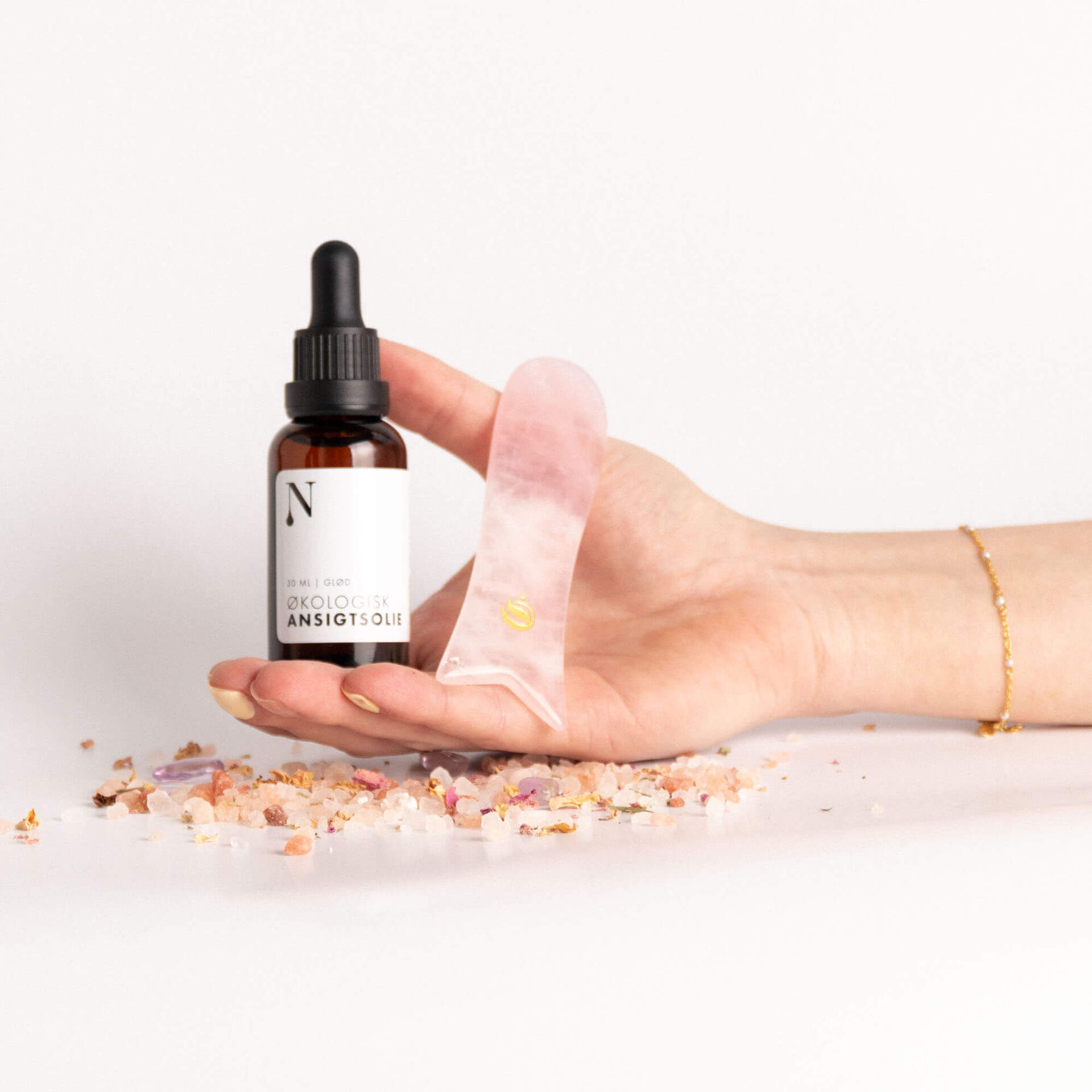 hånd med glød og gua sha