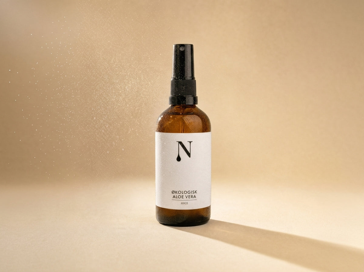 Naturligolie Aloe Vera i sprayflaske omgivet af fin tåge, glasset dugget