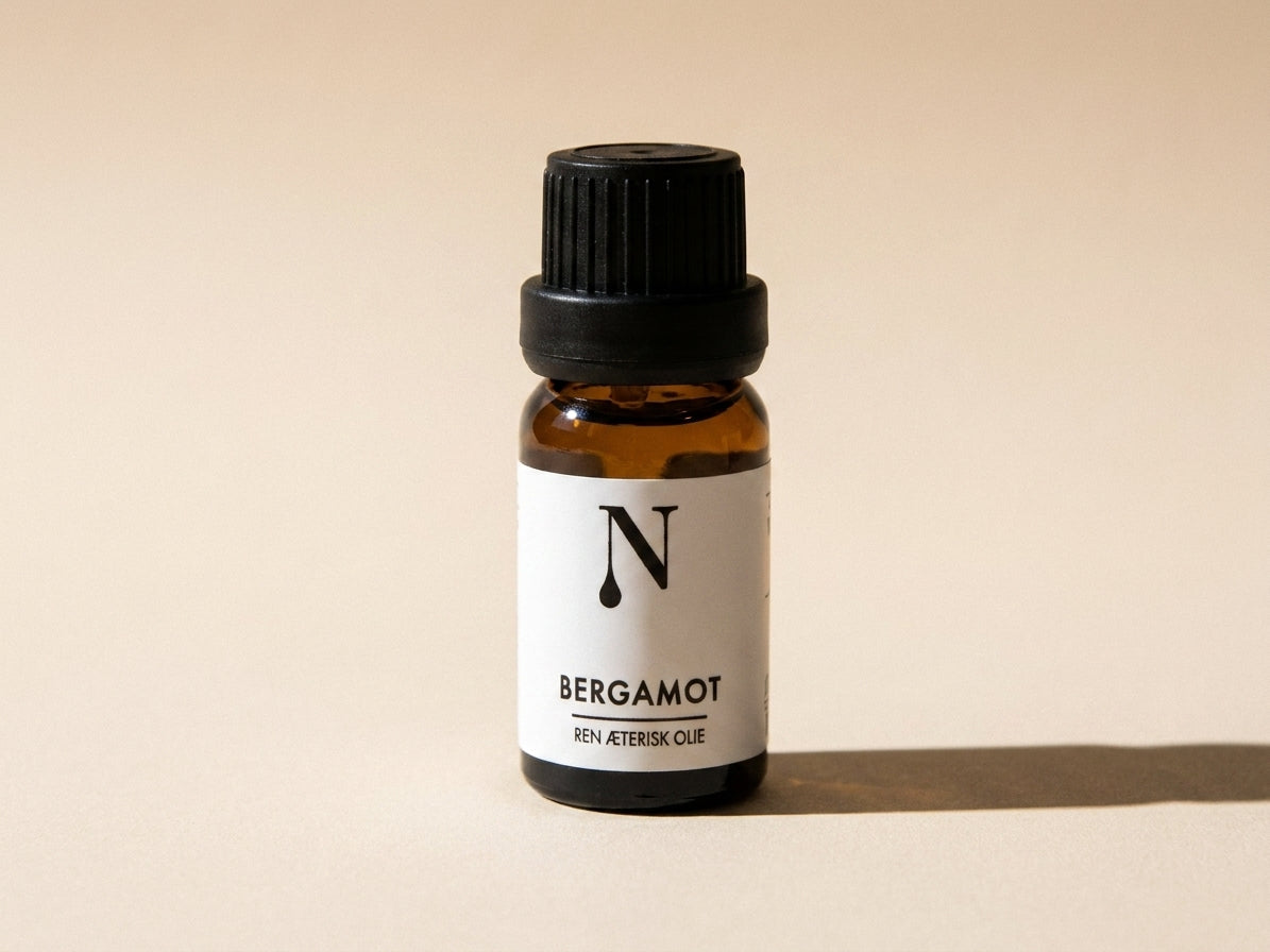Naturligolie Bergamotolie, 10 ml flaske på cremefarvet bund