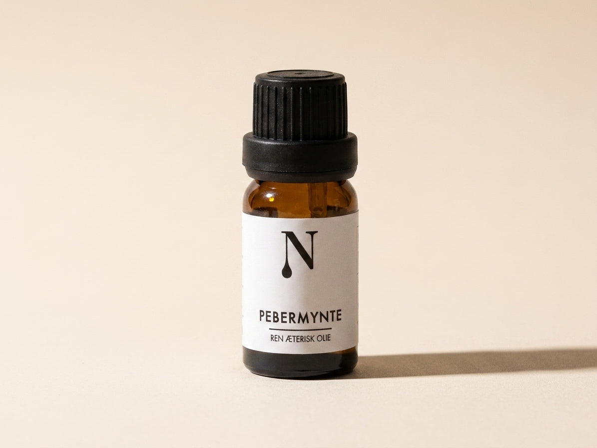 Naturligolie Pebermynteolie, 10 ml flaske på cremefarvet bund