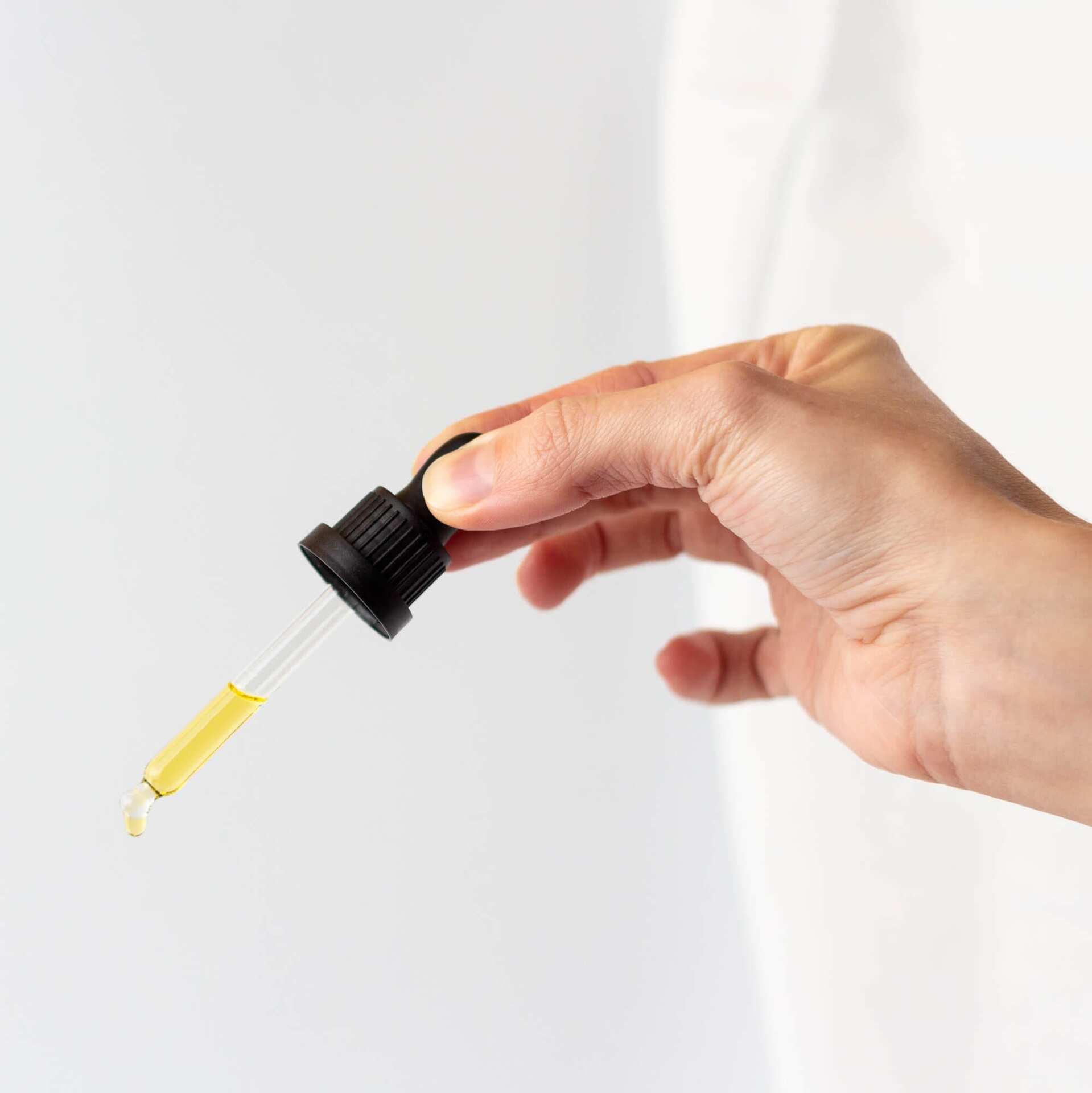pipette med olie dråbe