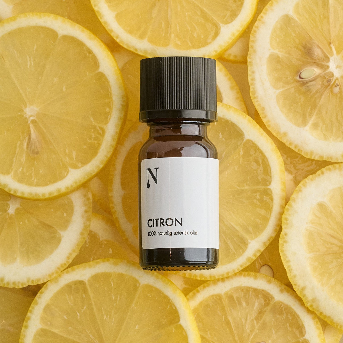 Flaske med citronolie på citronskiver