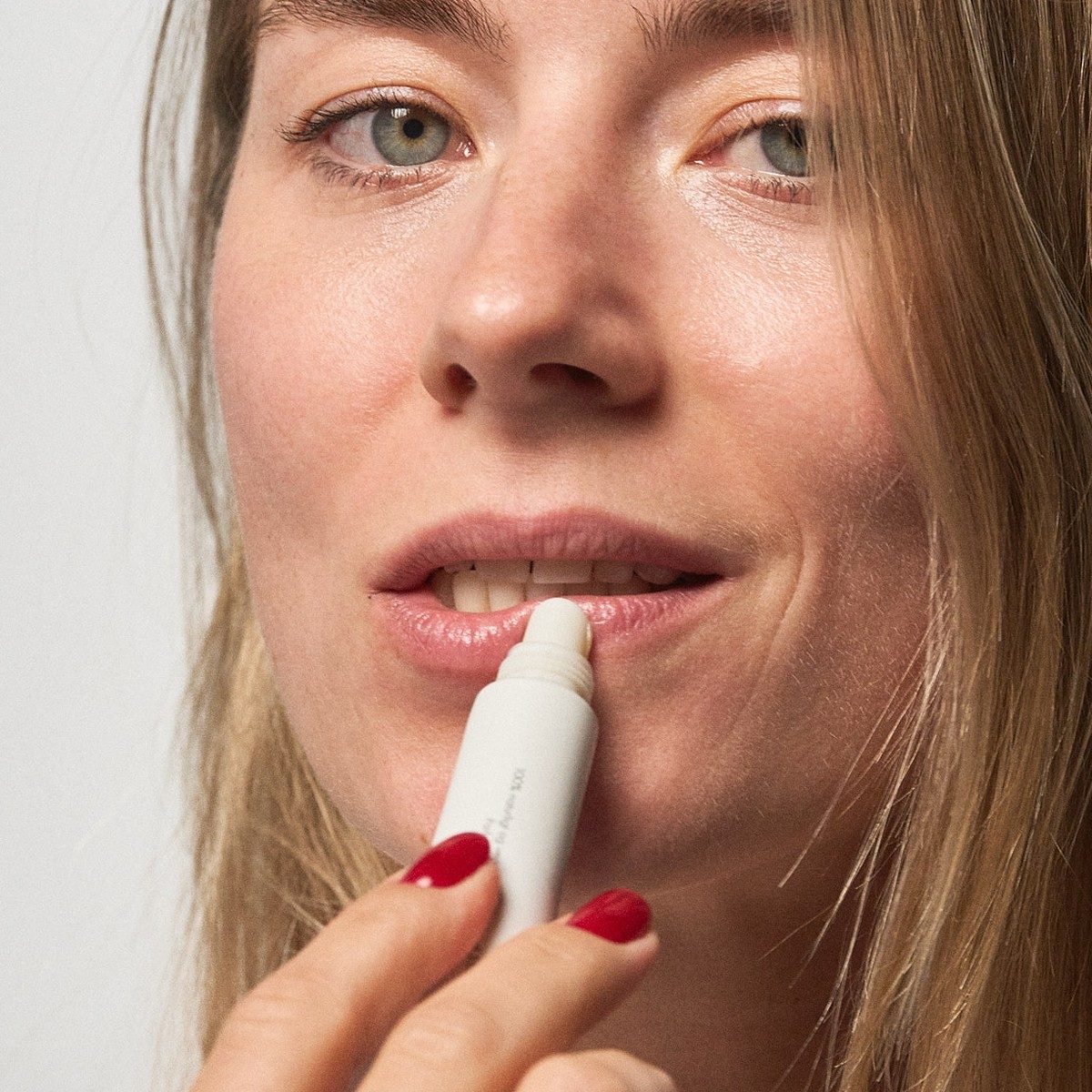 Kvinde påfører Naturlig Lip Balm på underlæben