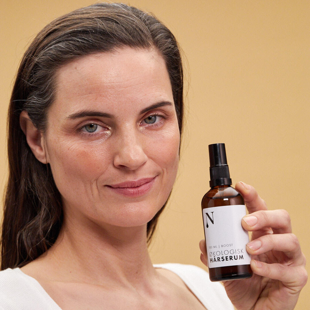 Kvinde holder Naturligolie Økologisk Hårserum 100 ml