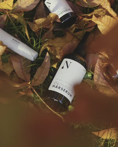 Efterår: Ansigtsolie, Lip Balm og Hårserum i efterårsblade, uden tekst (4x5)