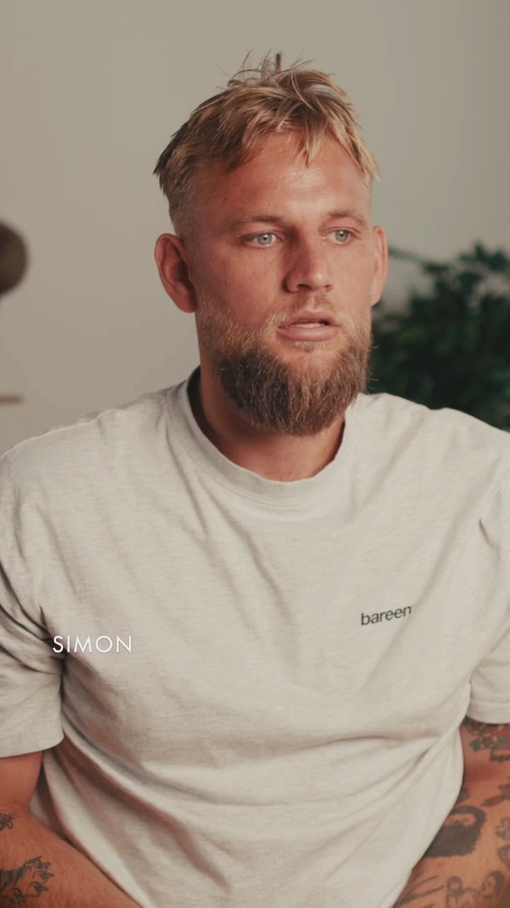 Simon forklarer, at Naturligolie Skægserum påføres med fire tryk og fordeles i skægget med hænderne
