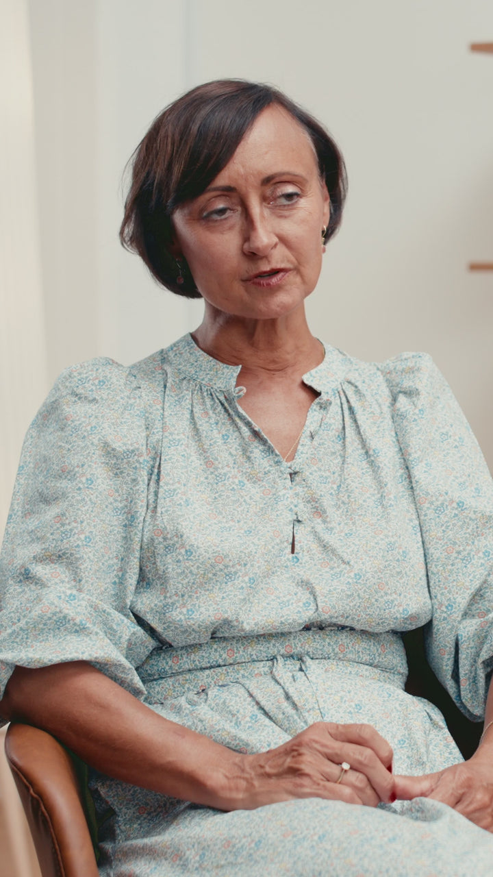 Frisør Birthe Gleerup fortæller, at hendes saloner bruger Naturligolie Hårserum til kunder med hårtab efter stress eller hormonforandringer