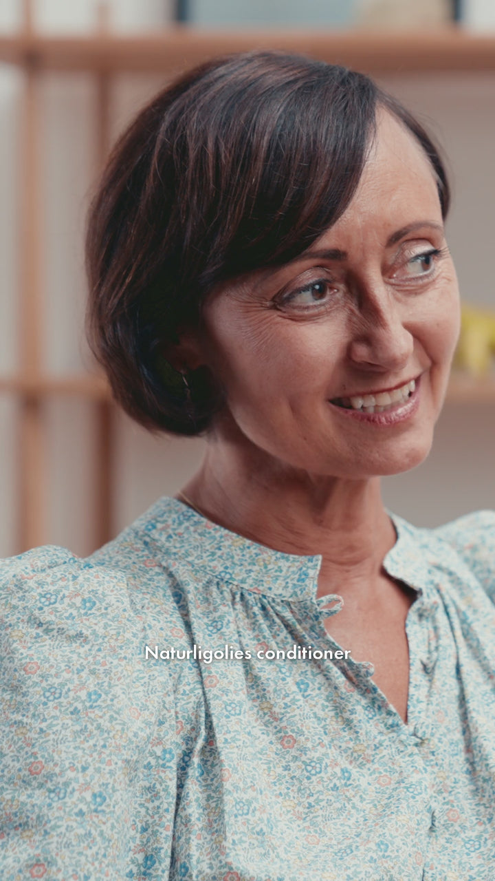 Frisør Birthe Gleerup fortæller, at Naturligolie Balsam er blød og let og kan bruges i fint hår