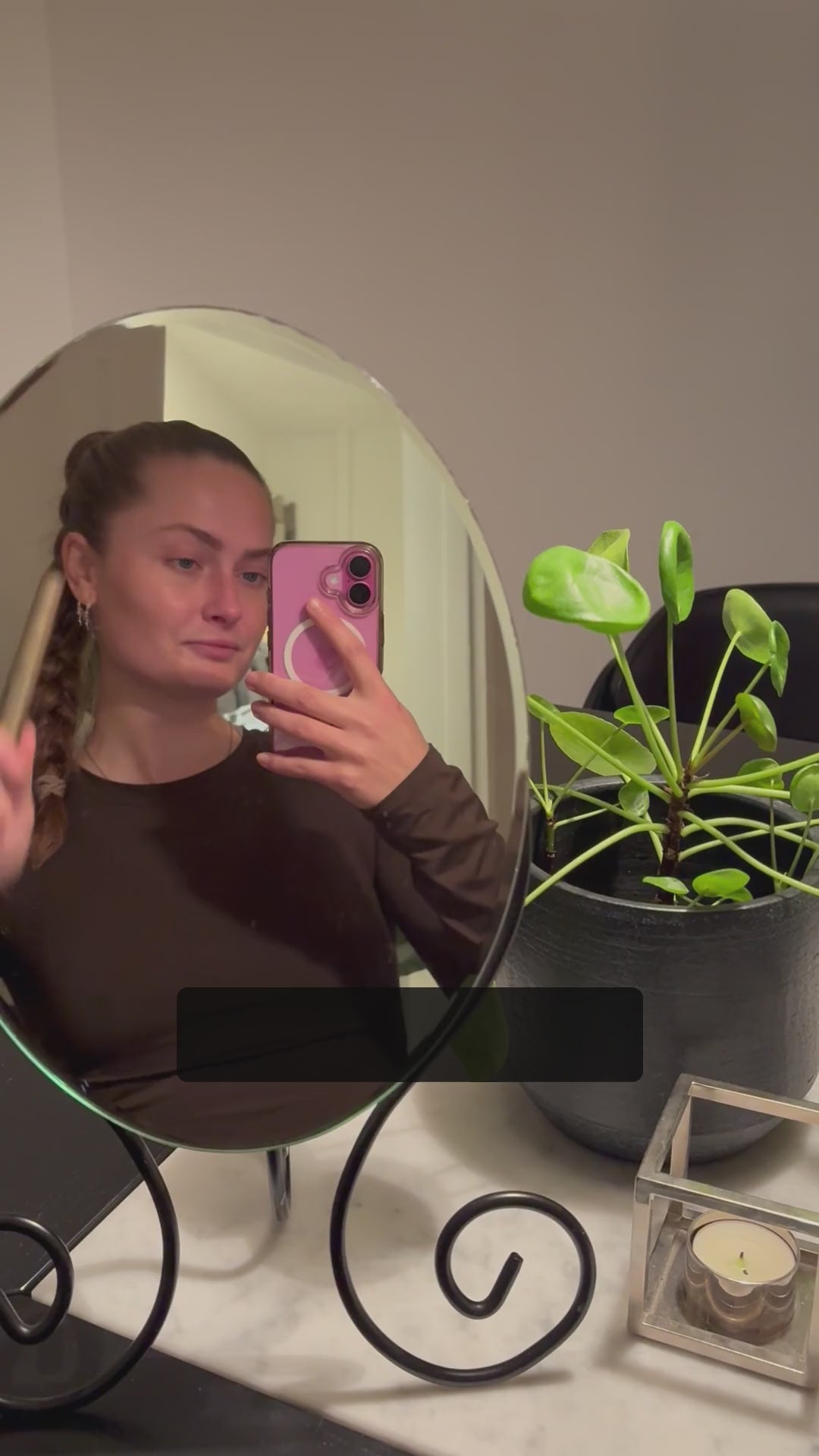 Nikoline fortæller, hvorfor hun bruger Naturligolie Vippeserum i stedet for mascara, og påfører serummet på vipperne