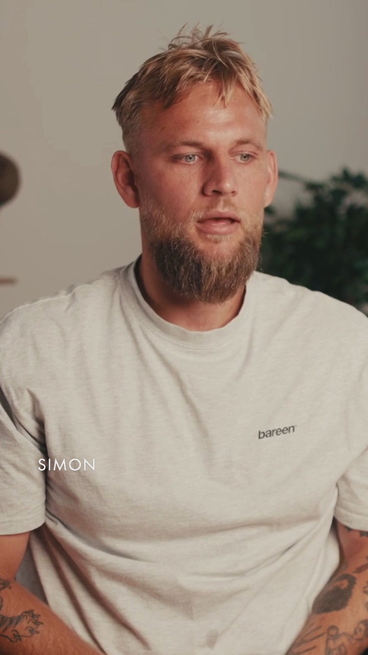 Simon fortæller, at Naturligolie Skægserum tager ti sekunder i hans daglige rutine