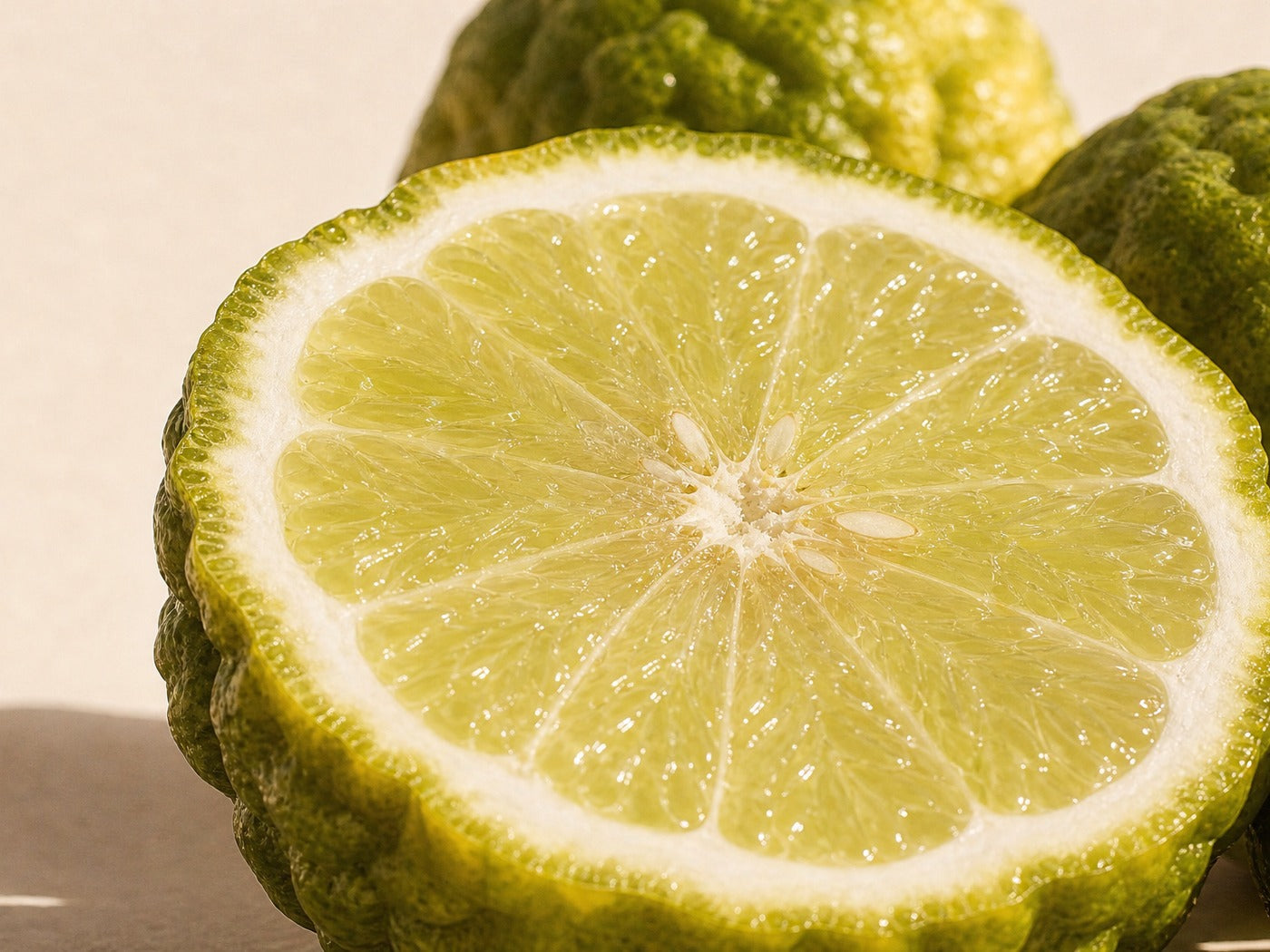 Halv bergamot med grøngult frugtkød og knoldet skal