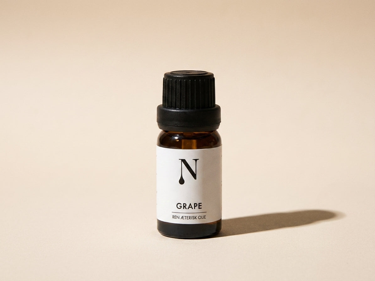 Naturligolie Grapeolie, 10 ml flaske på cremefarvet bund