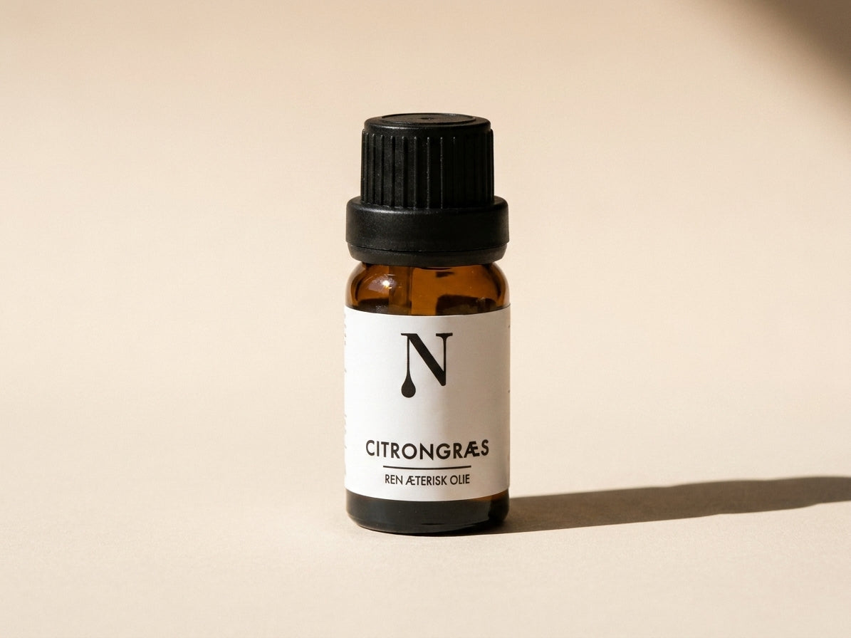 Naturligolie Citrongræsolie, 10 ml flaske på cremefarvet bund