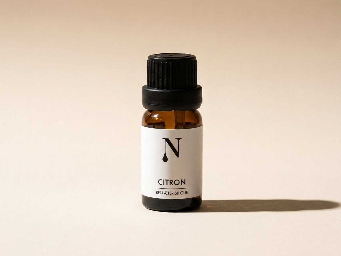 Naturligolie Citronolie, 10 ml flaske på cremefarvet bund