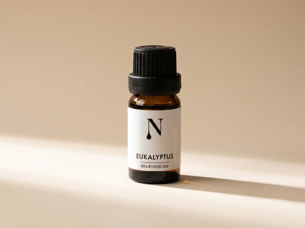 Naturligolie Eukalyptusolie, 10 ml flaske på cremefarvet bund