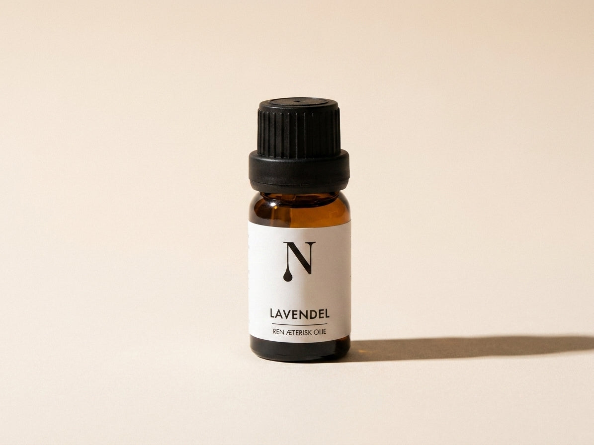 Naturligolie Lavendelolie, 10 ml flaske på cremefarvet bund