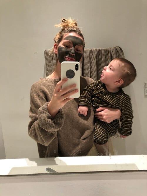 Anna Engstrøm med en mudder maske og baby